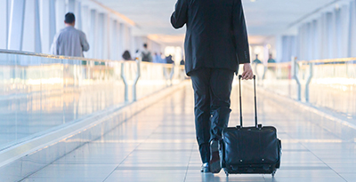 Voyageur avec une valise dans un aéroport